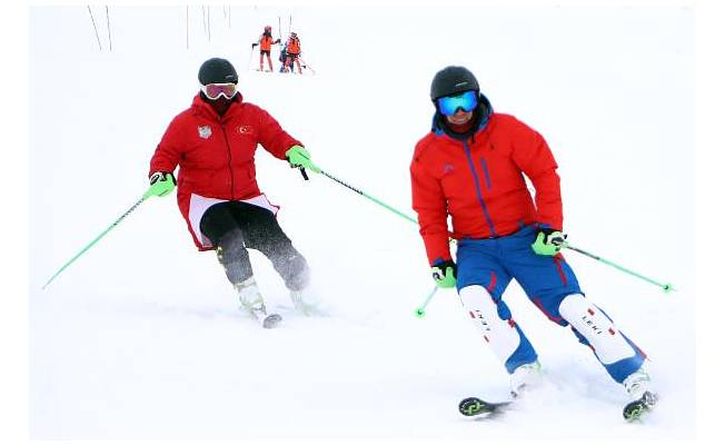 Otizmli ikizler dünya şampiyonası için 145 gündür aralıksız kayak yapıyor