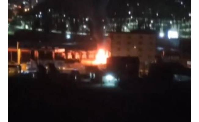 Sancaktepe'de galeride park halindeki TIR alev alev yandı