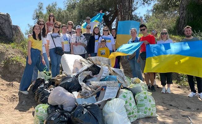 Antalyalılara çöp toplayarak 'teşekkür' ettiler