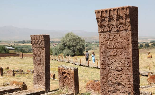 'Ahlat'taki mezar taşları Türk tarihini okumayı öğretiyor'
