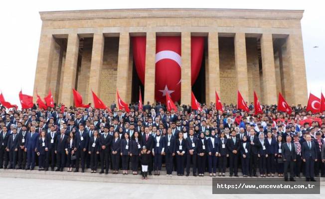 Bakan Kasapoğlu, gençler ve sporcularla Anıtkabir'i ziyaret etti