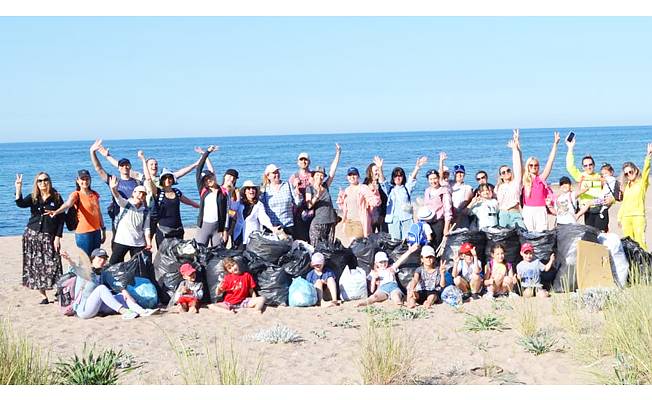 Her ay bir kıyıyı temizleyen Rus aktivistler Şile sahillerini temizlediler