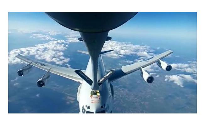 NATO uçağına havada yakıt ikmali