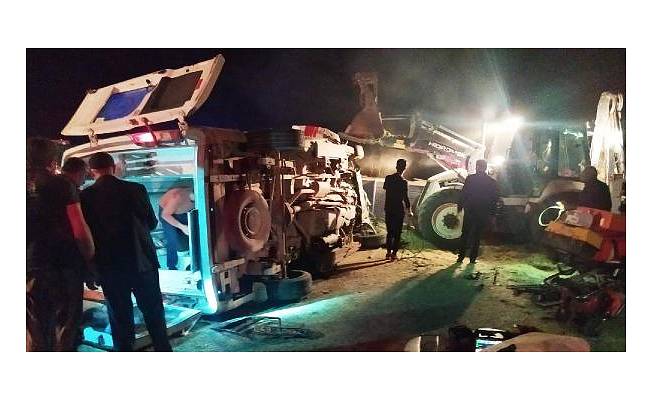 Bitlis'te ambulans, traktöre çarptı: 3'ü sağlıkçı 5 yaralı