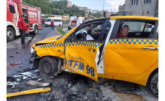 Gaziosmanpaşa'da taksi ile kamyonet kafa kafaya çarpıştı: 3 yaralı 