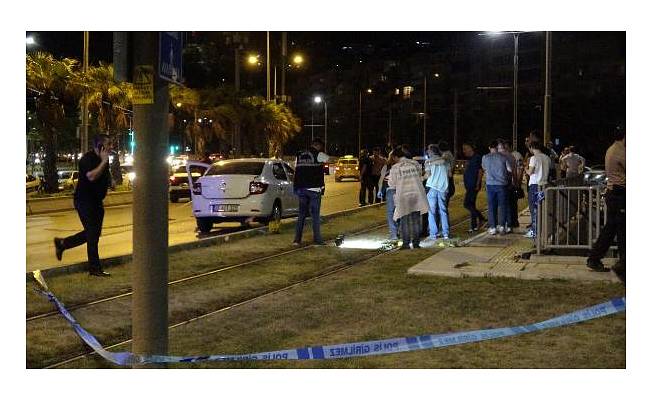 İzmir'de otomobile uzun namlulu silahla saldırı: 1 ölü 1 ağır yaralı