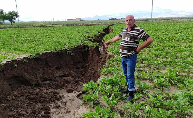 Kayseri'de şiddetli yağmur, ekili arazide 2,5 kilometre yarık oluşturdu
