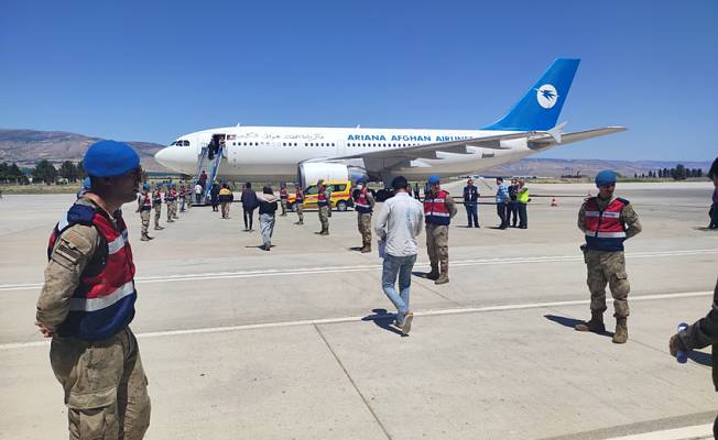 Malatya'dan 227 kaçak göçmen uçakla ülkelerine gönderildi