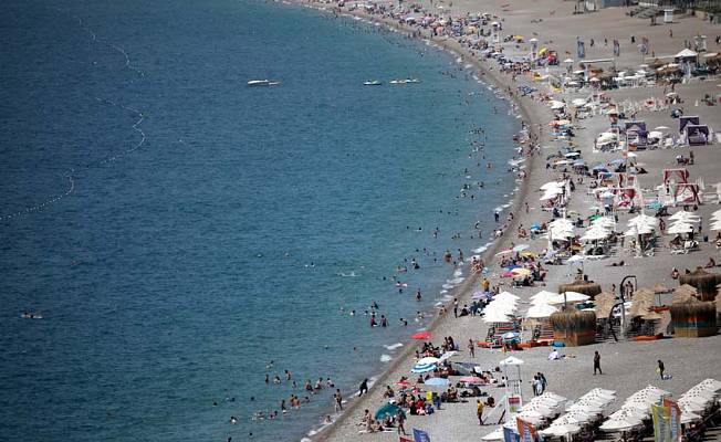Okullar kapandı, gençler Antalya sahillerini doldurdu