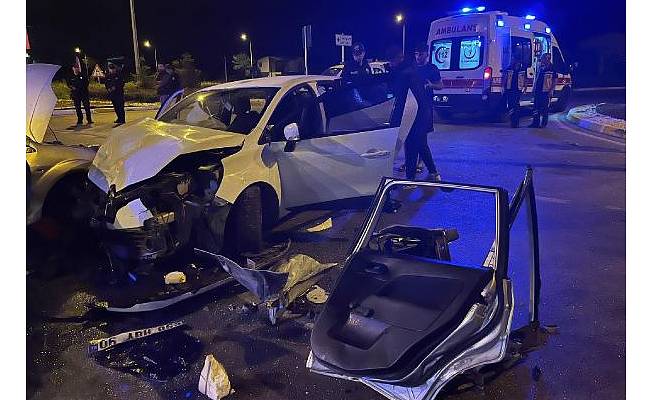 Sivas'ta otomobiller çarpıştı: 1 ölü, 6 yaralı