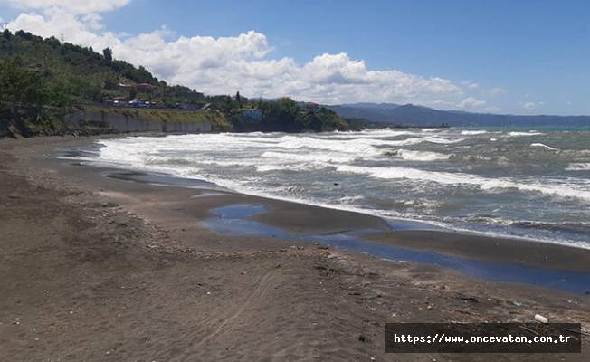 Trabzon'da rüzgar ve dalga nedeniyle bazı plajlarda denize girmek yasaklandı