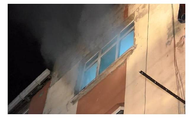 Bağcılar'da çıkan yangında binada mahsur kalan 11 kişiyi itfaiye kurtardı