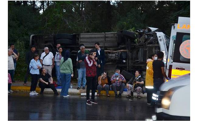 Antalya'da otel servisi devrildi: 9 yaralı