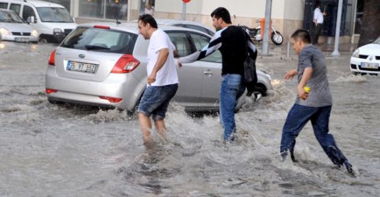 İzmir'de sağanak yağış